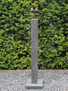 2 Spatzen auf Hartsteinen Fuß 10*10*84 cm. verwendet als Urne