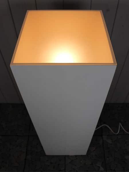 Zuil met LED zijdeglans wit 100x30x30 cm.