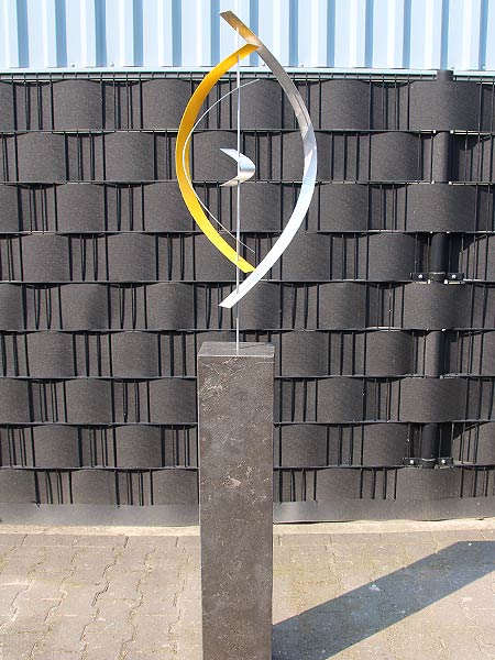 Beeld aluminium Yellow 4 incl. hardsteen zuil 100*20*15 cm