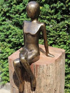 Skulptur Dame sitzt XL aus Bronze