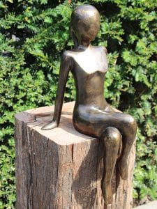 Skulptur Dame sitzt XL aus Bronze