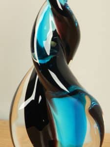 Statue aus Glas mit Wendepunkt aqua 21 cm