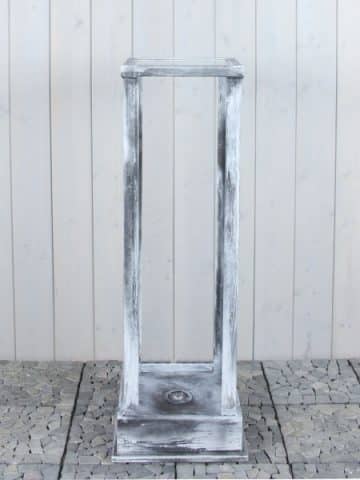 Sockel grau mit LED-Beleuchtung 100*30*30 cm.