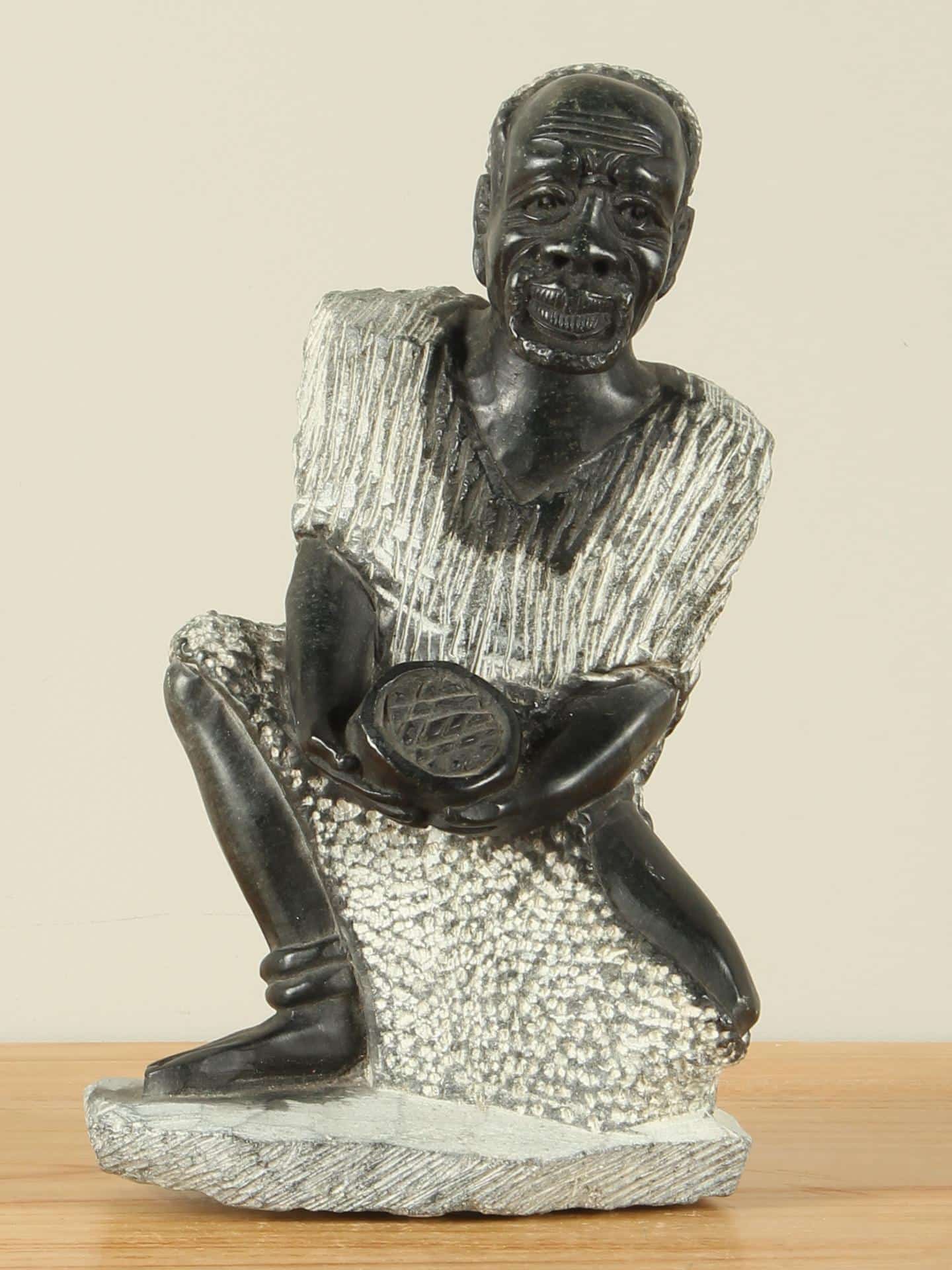 Stenen beeld Man with Bowl, 24 cm