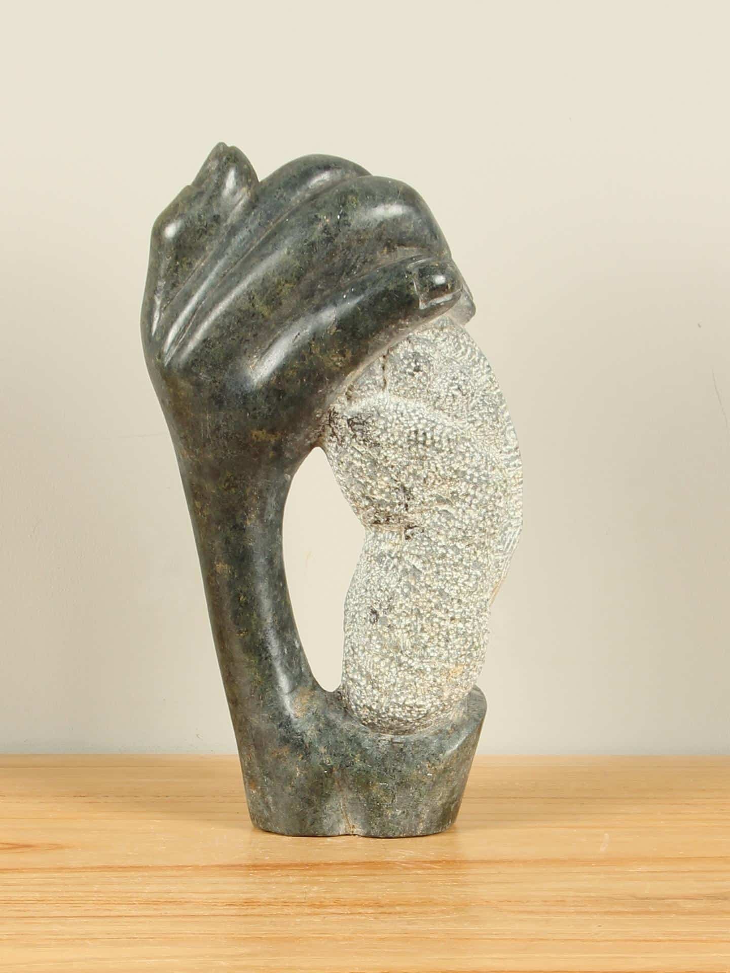 Folded Hands Zimbabwaans tuinbeeld, 29 cm