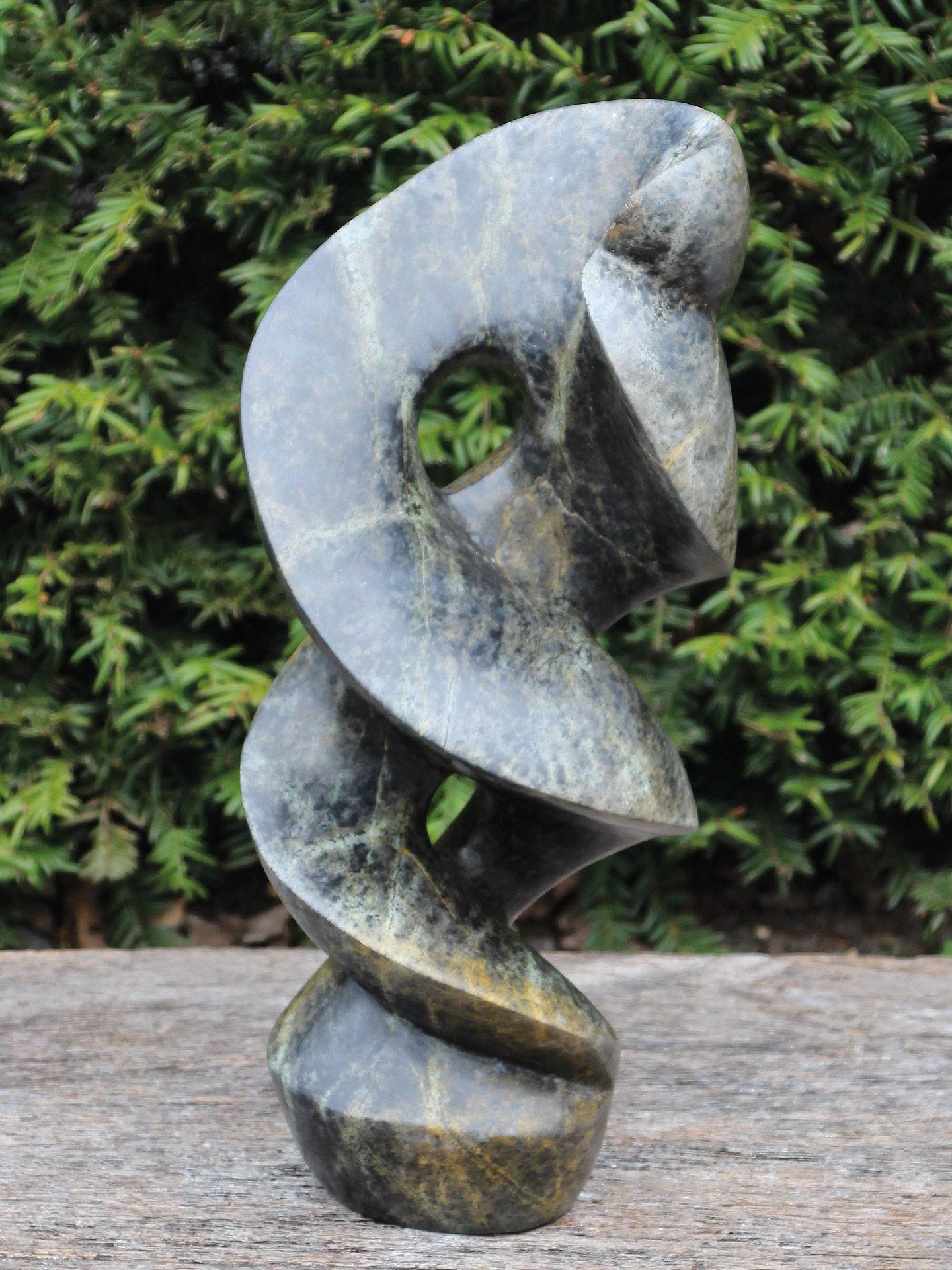Satisfied serpentijn beeld, 36 cm