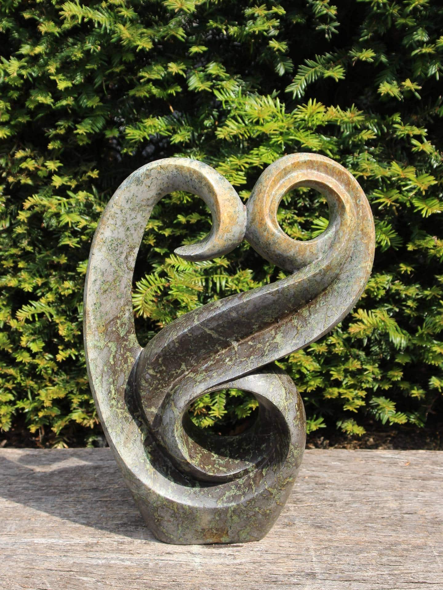 Eachother stenen beeld serpentijn, 45 cm