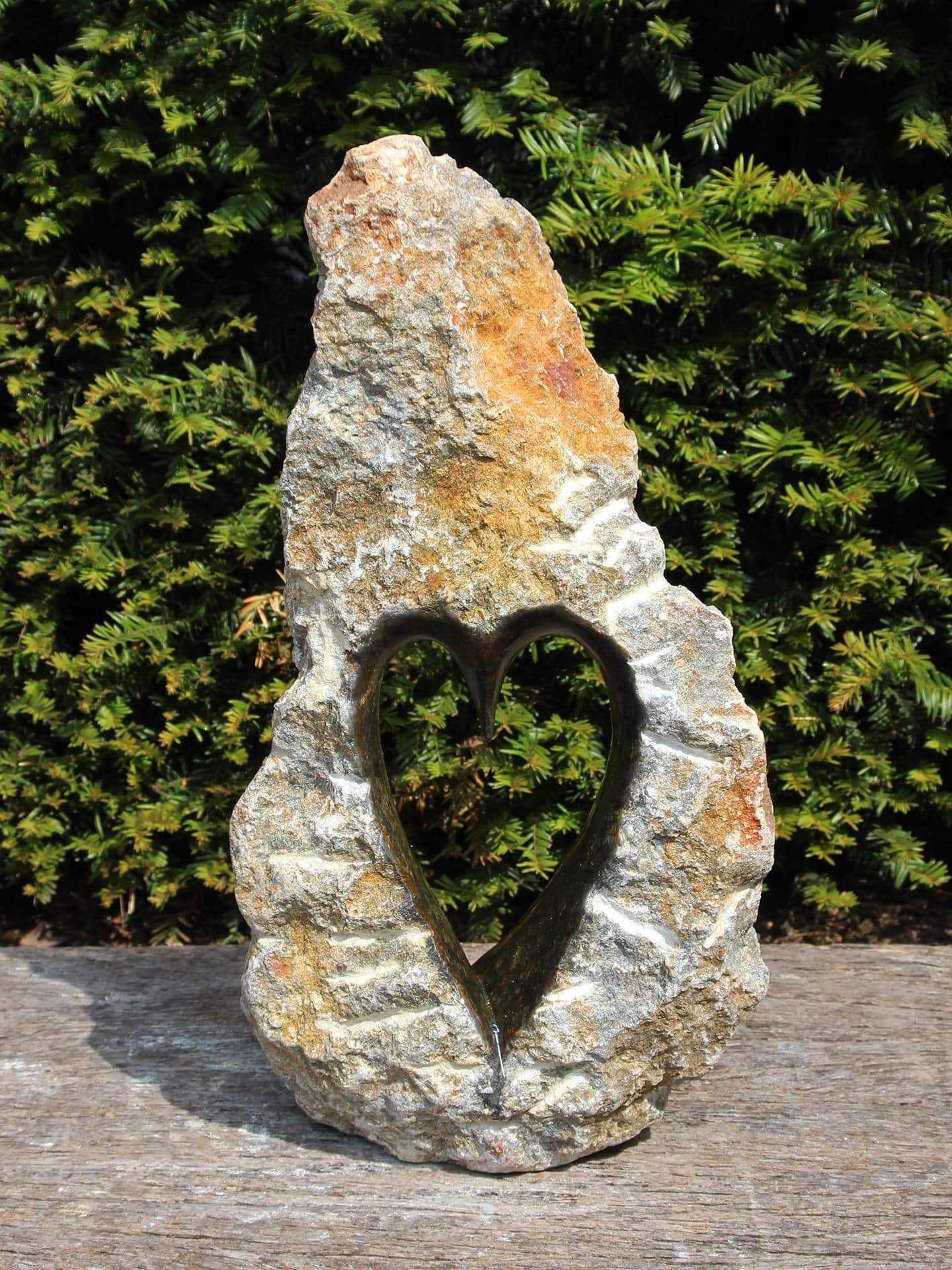 Hart nr. 12, natuurstenen tuinbeeld Serpentijn, 50 cm
