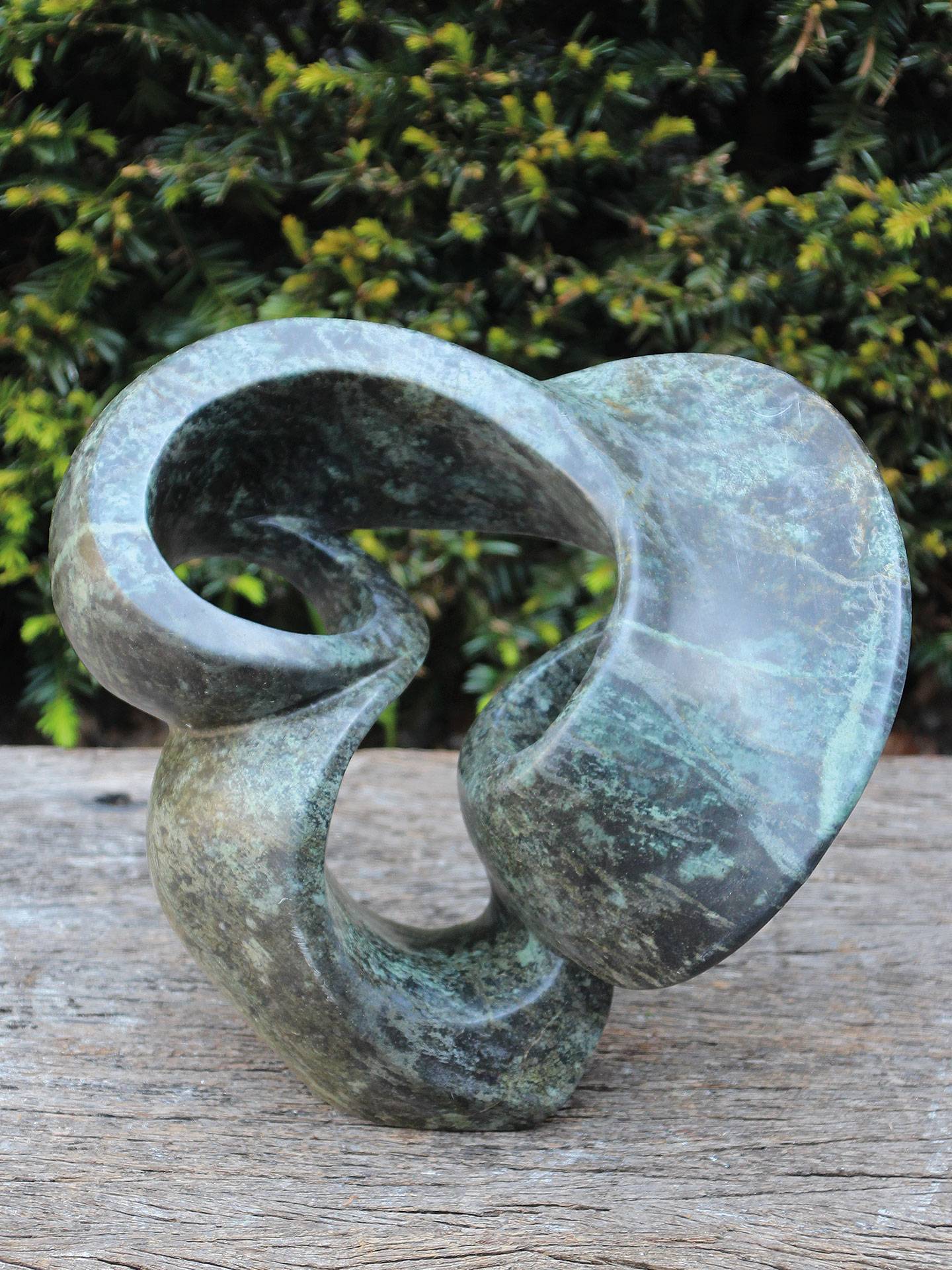 Satisfied nr. 2 serpentijn beeld, 25 cm