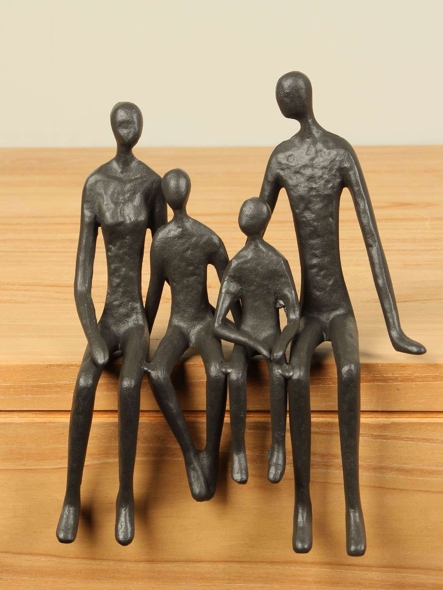 Metalen beeldje brons look familie 2 kinderen zittend, 14 cm