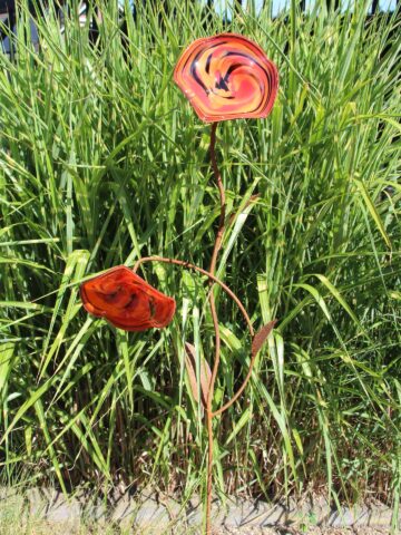 Tuinprikker met 2 lava kleurige bloemen op roestkleurige steel