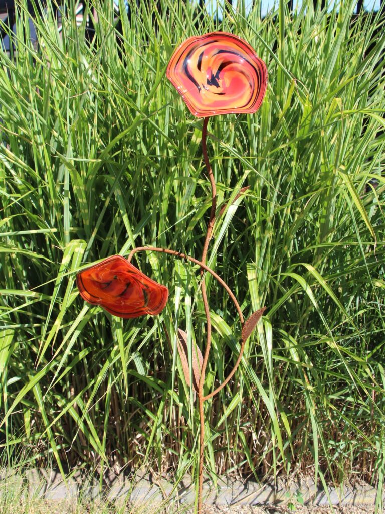 Tuinprikker met 2 lava kleurige bloemen op roestkleurige steel
