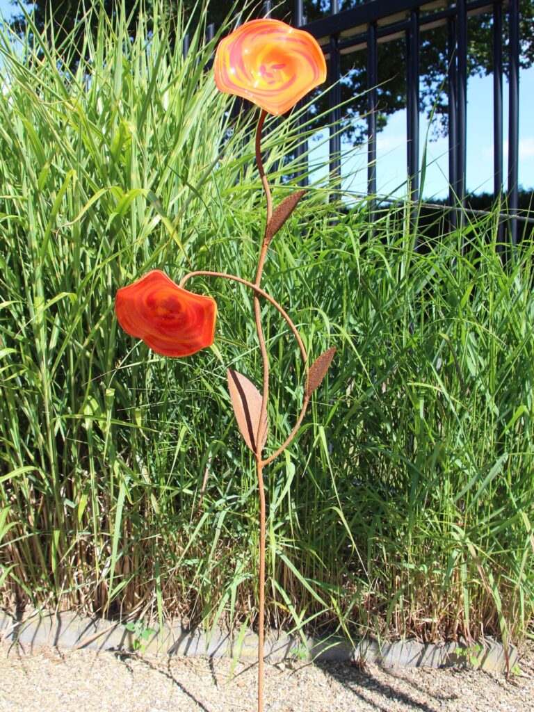 Tuinprikker met 2 rode bloemen op roestkleurige steel