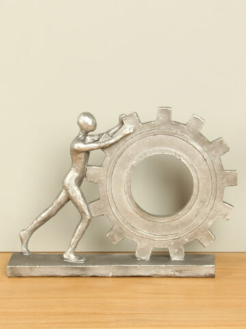 Aluminium look beeldje Man met tandwiel, 18 cm