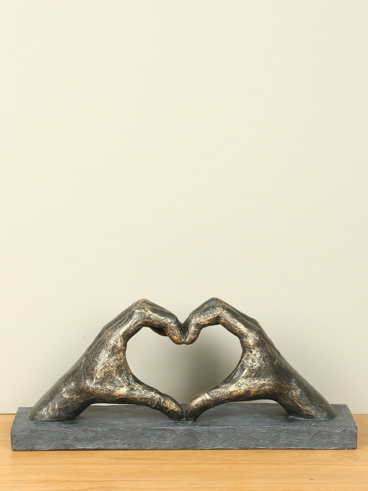 Beeld bronslook Hart uit handen, 16 cm