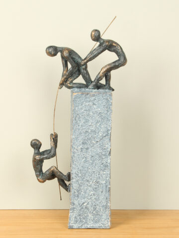 Beeld bronslook Op elkaar vertrouwen, 45 cm