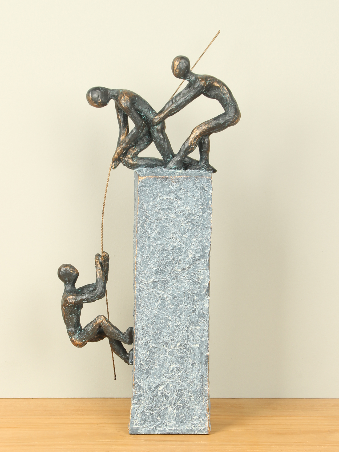 Beeld bronslook Op elkaar vertrouwen, 45 cm